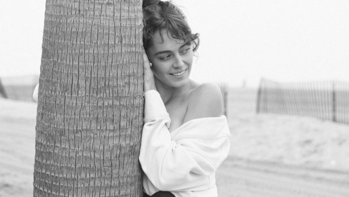 Megan MacKenzie Меган МакКензи в пляжной фотосессии