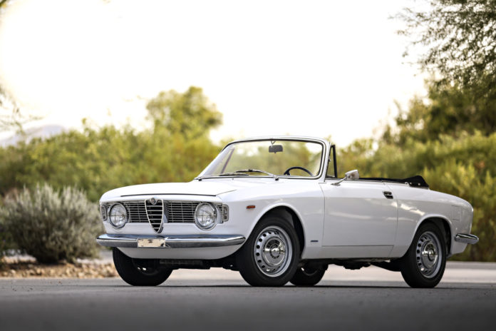 Alfa Romeo Giulia GTC 1966 года Alfa Romeo Giulia GTC 1966 года вид сбоку