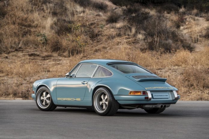 Винтажный Porsche 911 приглушенного бирюзового цвета Редизайн винтажного Porsche 911 от мастерской Singer Vehicle Design
