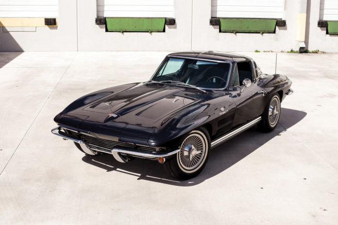 Chevrolet Corvette Sting Ray 1964 года черного цвета Chevrolet Corvette Sting Ray 1964 года черного цвета