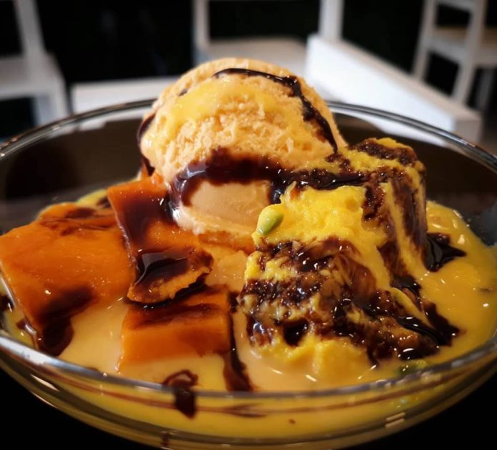 Кафе Rolling Cones, которое предлагает мороженое и кофе со съедобным золотом Кафе Rolling Cones, которое предлагает мороженое и кофе со съедобным золотом